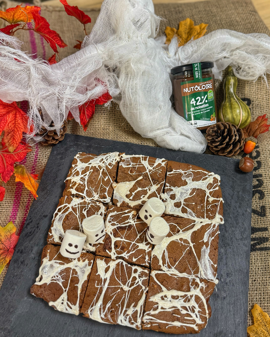 Brownie d’Halloween à la pâte à tartiner Nutôloire 42 décoré de fantômes en chamallow