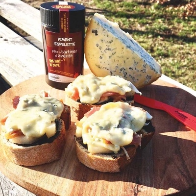 Recette de tartine sucré salée - Fourme de Montbrison, poire, jambon de Bayonne 