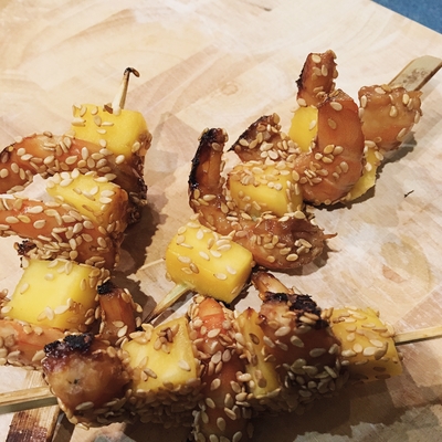 Recette de brochettes sucrées salées - Crevettes , mangue rôties au Caramel beur
